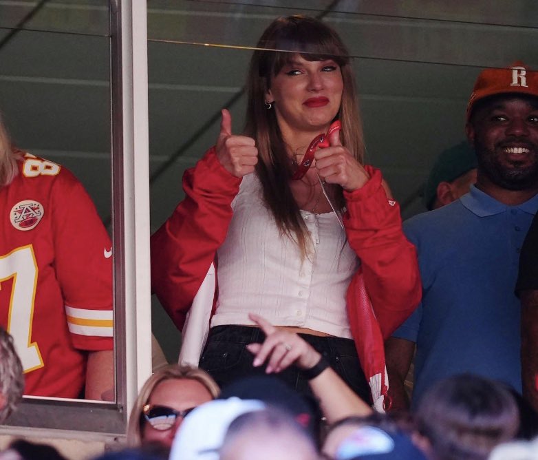 SwiftNYC's tweet photo. taylor swift and football https://t.co/qbvhuXD9rp