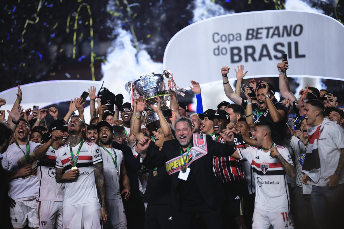 BrasileiraoP_EN's tweet photo. 🏆🇧🇷 THERE IS A NEW CHAMPION! @CopaDoBrasilCBF

#SaoPaulo became champion after drawing 1-1 with #Flamengo at the Morumbi and narrowly winning at the Maracanã.

#SPFCxFLA I #FinalDaCopaBR https://t.co/amIRqgCvU3
