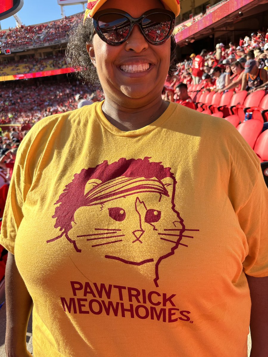 GO <a href="/Chiefs/">Kansas City Chiefs</a>!!!   Curls girls representing  at <a href="/GEHAField/">GEHA Field at Arrowhead Stadium</a> celebrating Hispanic Heritage Month. Wearing my shirt that was a gift from Spirit Leader honoree and bestie Theresa Garza

#ChiefsKingdom