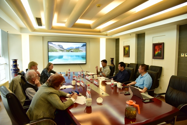 AMFChina's tweet photo. Das PKU Research Center for Chinese Politics berichtet, dass auf Einladung von #YuKeping am 15. Mai 2023 ein Treffen mit #Heberer, #Leutner, #Schaedler und #Paech stattgefunden hätte. Fragen zur politikwissenschaftlichen Forschung seien erörtert worden /3 https://t.co/H5wK5Z4I9q https://t.co/KoYirMjzG4