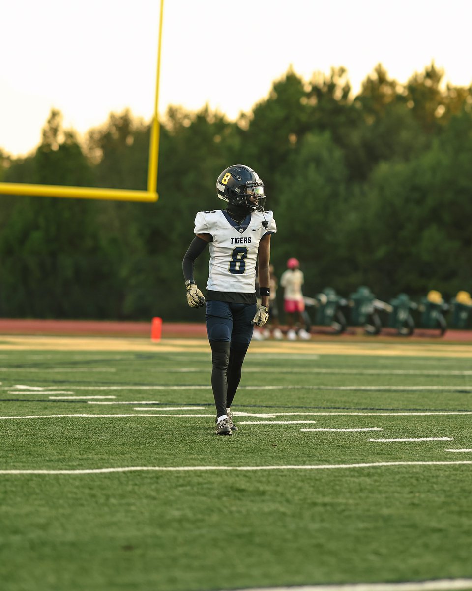 FreemanLilrich's tweet image. Feels great To wake up 5-0 on a Sunday Morning. Proud of my Squad. #keepchoppinwood #outworkyesterday @CoachJTW @DCTIGERS_FB