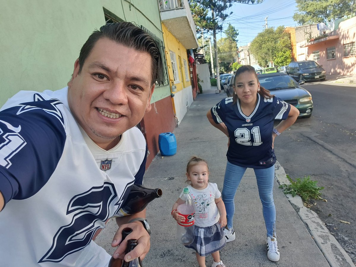 betoantro's tweet photo. #TuPaseCompleto familia vaquera ❤️🏈🏉 https://t.co/tpeniGJfAI