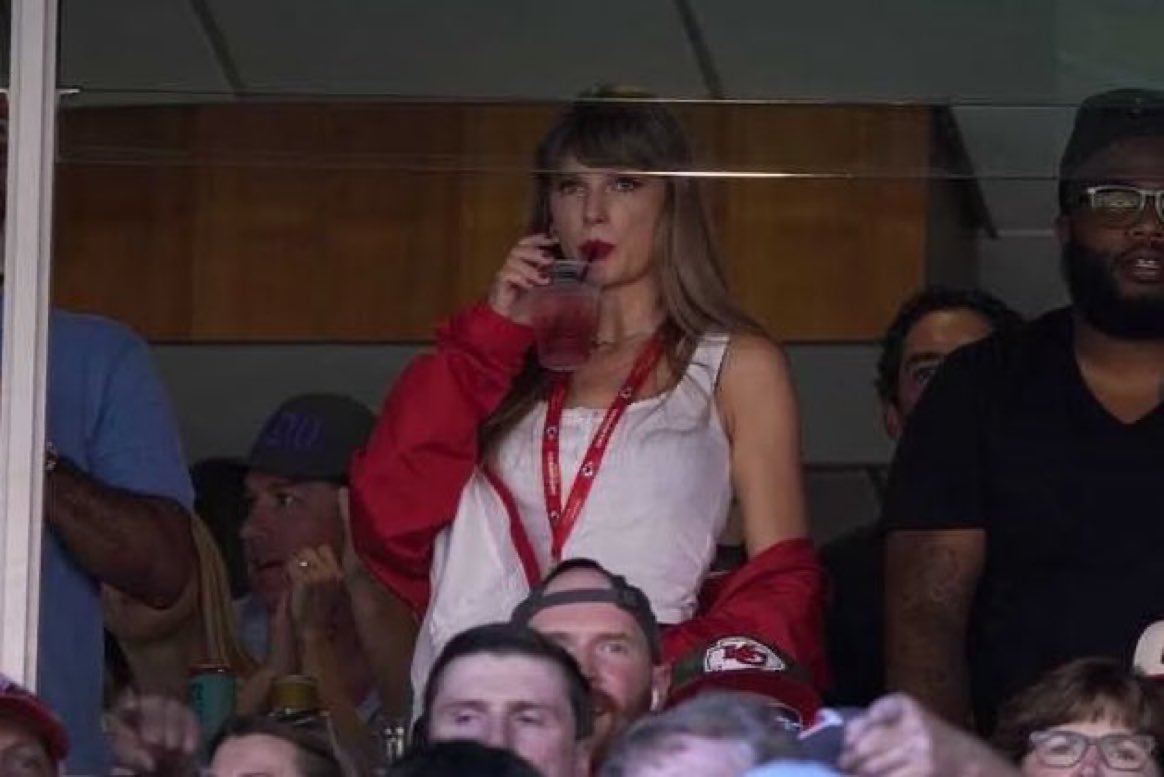 allstoowelI's tweet image. chicken tenders and ranch then a vodka cran that’s my girl fr like