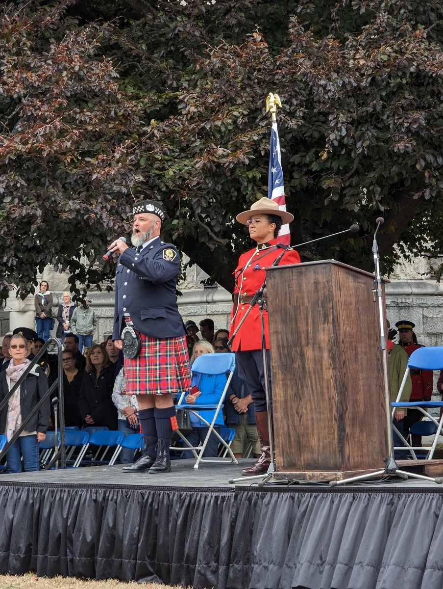 Opening remarks for the #BCLEM Service from <a href="/BCRCMP/">BCRCMP</a> Chaplain Bill Ashbee. 
Followed by Soloists Cpl Destiny Symonds and <a href="/constablestokes/">Constable Stokes</a>,
singing the National Anthems of the #USA and of #Canada, respectively.
