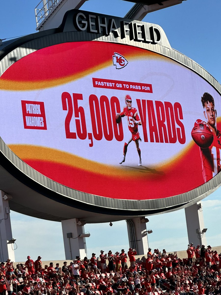 jeanuhh_'s tweet photo. That’s my quarterback! @PatrickMahomes @Chiefs #chiefskingdom https://t.co/EPYZEru2Ti