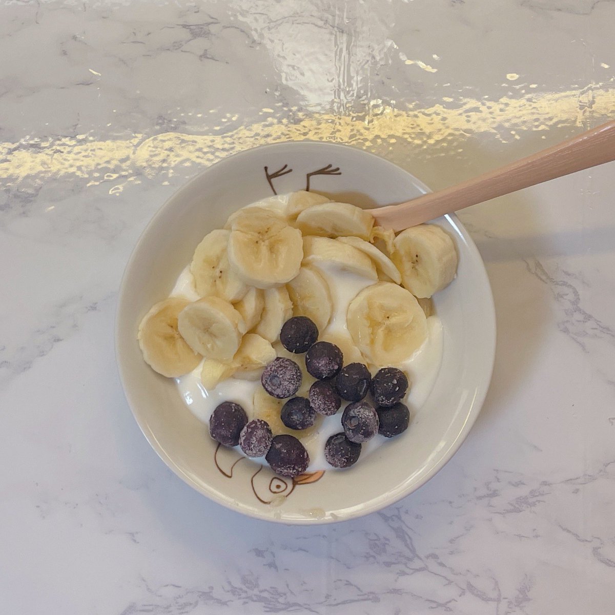sio_o17's tweet image. 朝🍌🫐 ヨーグルト
飽きてきたから味変で冷凍ブルーベリー