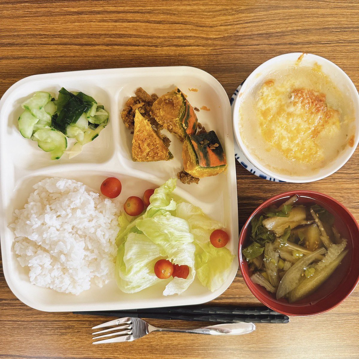 satakeReflectix's tweet photo. 今日のお昼ご飯！

白茄子のグラタンです！

美味しいもの×美味しいものなら美味しくなるのは当然！

ナスのトロトロさにチーズが抜群にあいます😋

やっぱり私はナスが大好きです！

だんだん朝や夜が肌寒くなってきましたので体調管理にはお気をつけください！

#佐武ランチ　#社食　#サラメシ https://t.co/K6kNyXyV4I