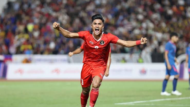 aunrrahman's tweet photo. Ramadhan Sananta sampai diterbangin ke Hangzhou untuk #AsianGames ini memberikan indikasi 2 hal:

1. Timnas di berbagai kelompok dependen banget sama Sananta.

2. Kualitas dan kuantitas "national pool" Indonesia kureng. Jadinya pemainnya ya itu-itu lagi.

Vietnam dan Thailand kirim pemain yang berbeda untuk turnamen usia muda.

Bukan gak pengen timnas menang.

Tapi ini juga problem yang harus di-acknowledge gituu.
