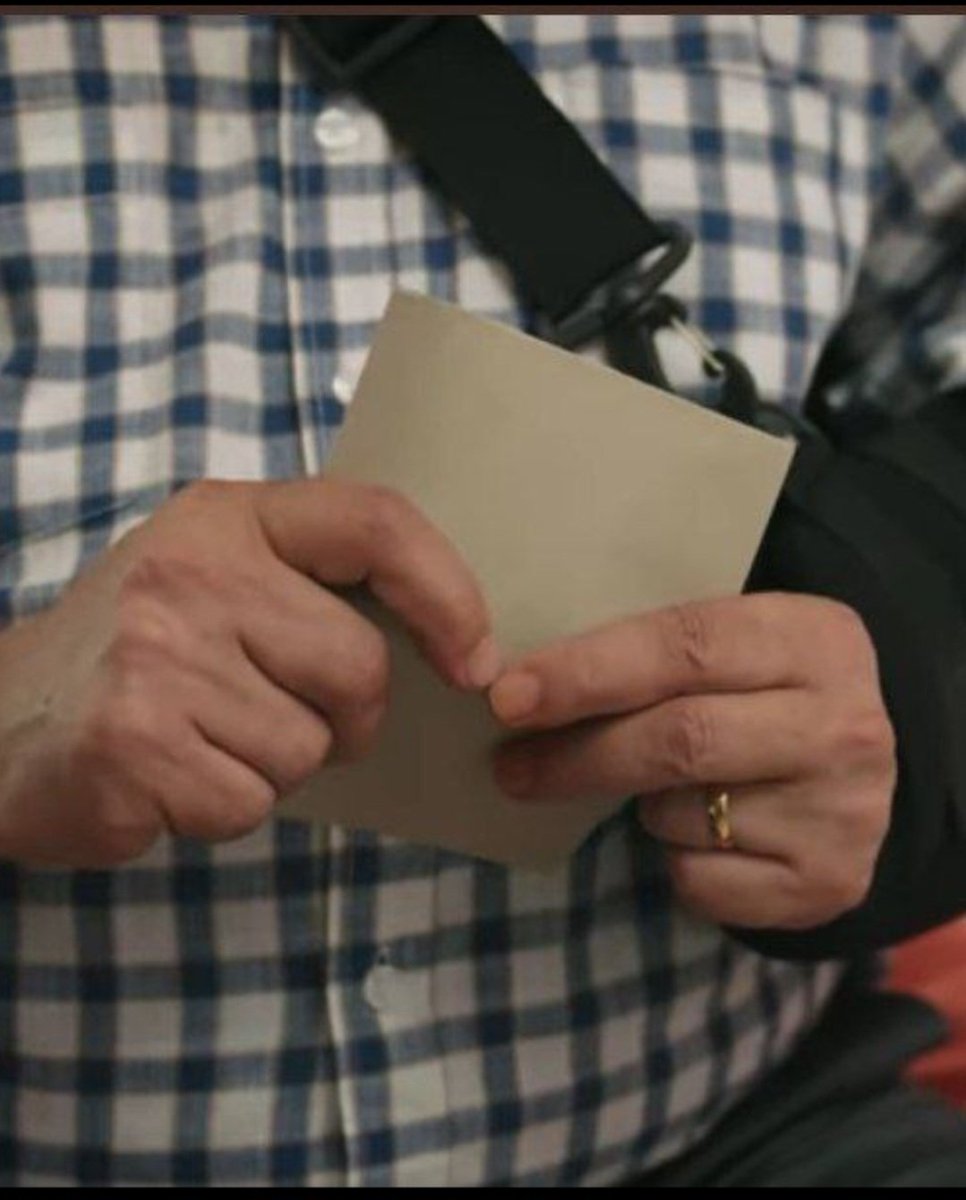FedelleMarcela's tweet photo. El gran misterio de la identidad de Dylan esta en esta  carta 😱😱😱 https://t.co/ex0eYLeAfz