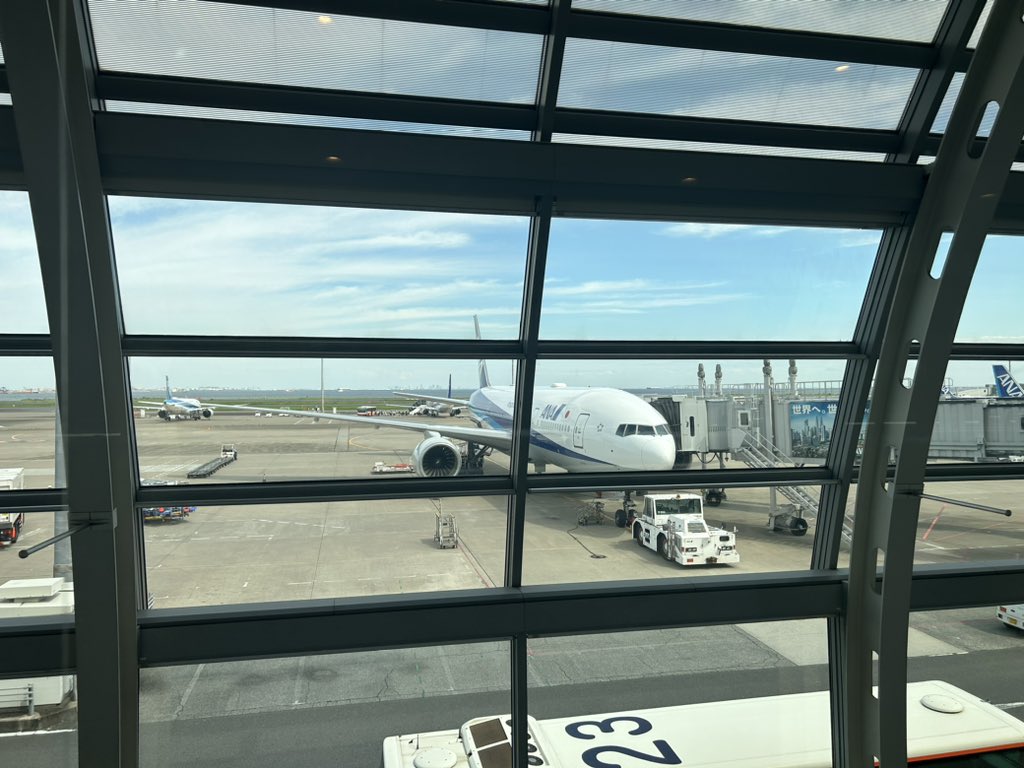 nob1618's tweet photo. 間に合いました〜
やっぱりトリプルデカい😁
#JA715A
#NH253
#羽田空港
#HND
#RJTT https://t.co/DNZ57l7V5f