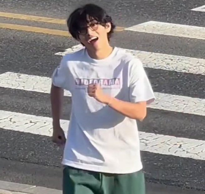 taehyung pretty hands tweet media