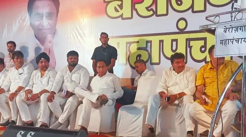 sultan_kgn's tweet photo. #बेरोजगार_महापंचायत 

बेरोजगार प्रकोष्ठ के प्रदेश अध्यक्ष भाई जावेद खान साहब के नेतृत्व में इंदौर शहर में बेरोजगार महापंचायत कार्यक्रम आयोजित किया गया। जिसमें प्रदेश भर के हजारों बेरोजगार युवा सम्मलित हुए और अपनी बात #प्रदेश_अध्यक्ष के समक्ष रखी।
@Javed_IYC @INCIndia @INCMP 1/2 https://t.co/HDjcJq9iOR