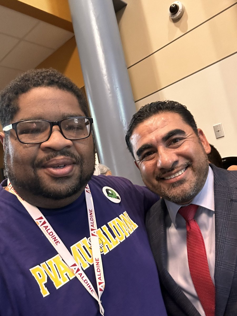 DonaldEducator's tweet image. So fortunate to have met our own @RepWalle #StateRep #ArmandoWalle A True Example #DefendsTheLeast #HelpsALL #Exemplary #ShowsCommunityBalance #MyAldine #MyPresentDayHero! @terridosborne @StephenHeady @drgoffney @AldineSTEM @AldineISD @Djuna69669280 @AvalosPTECH