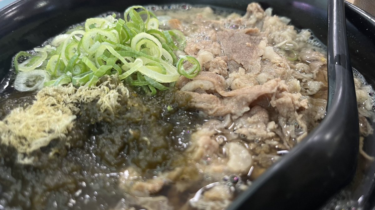 kunimon_meka's tweet photo. 小さなショッピングセンターのフードコートでのかすうどん屋さん
こぶトッピングの肉うどんでどのメニューにも油かす入りらしいけどまともな個体はいてなかった、、、、

これはこれで良いけど美味しいうどん欲が上がっておる
#udonlife https://t.co/2wRjotZqaI