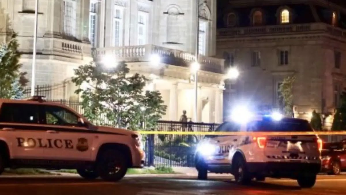 RodoBenitezV's tweet photo. DENUNCIAMOS! En la noche de hoy 24/9 se ha realizado un ataque terrorista contra la Embajada de Cuba en Washington, con dos coctekes molotov. Denunciamos este grave hecho. Se precisan detalles de lo ocurrido
#NoAlTerrorismo https://t.co/vo42seZOdF