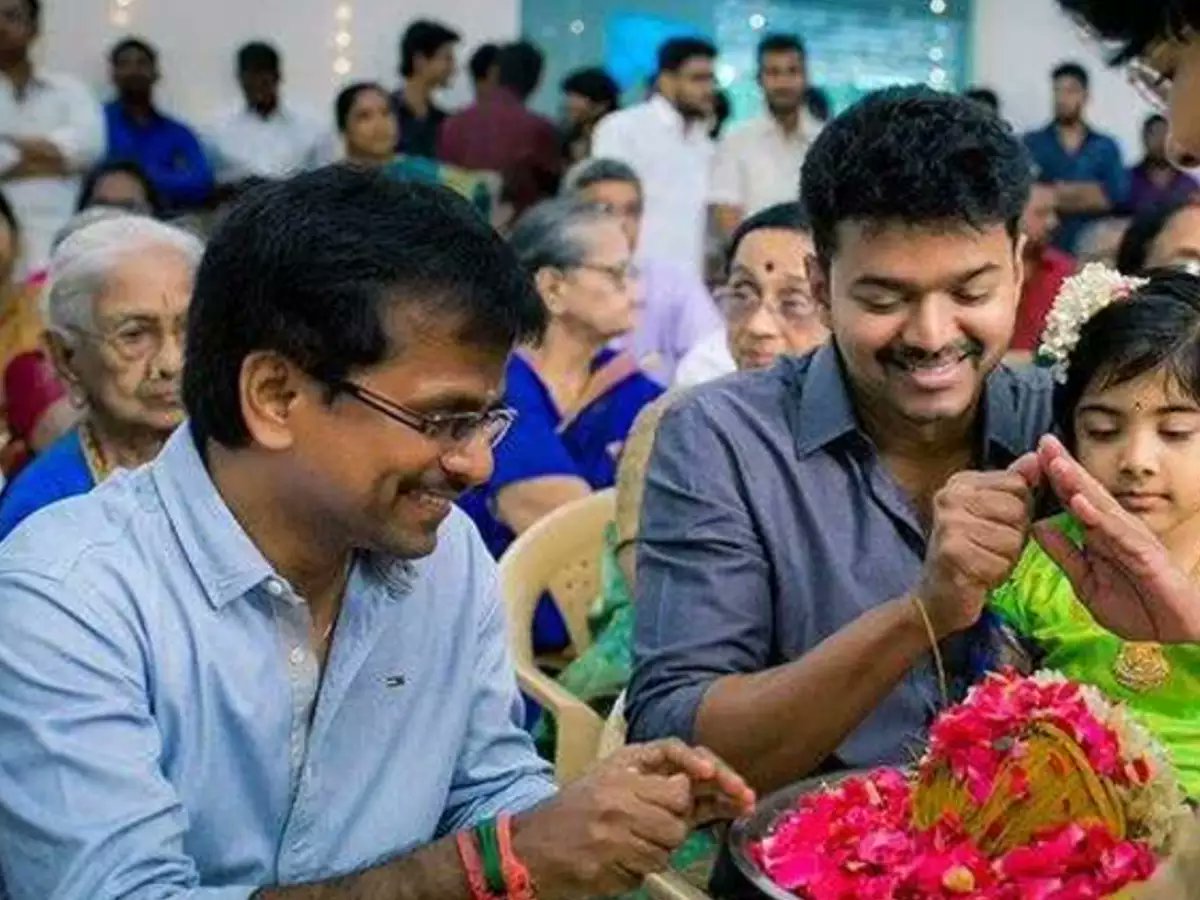 sasidhar205's tweet photo. Wishing you many more happy returns of the day @ARMurugadoss sir.
Thanks for #Thuppakki #Kaththi and #Sarkar waiting for your collaboration with @actorvijay anna

#HBDARM #HappyBirthdayARM https://t.co/lIRbTCD79S