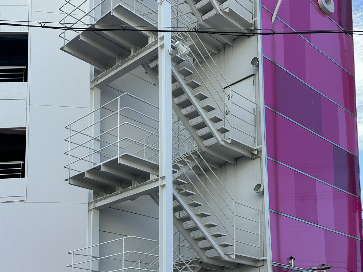 パチンコ屋の鉄骨階段へのこだわり。