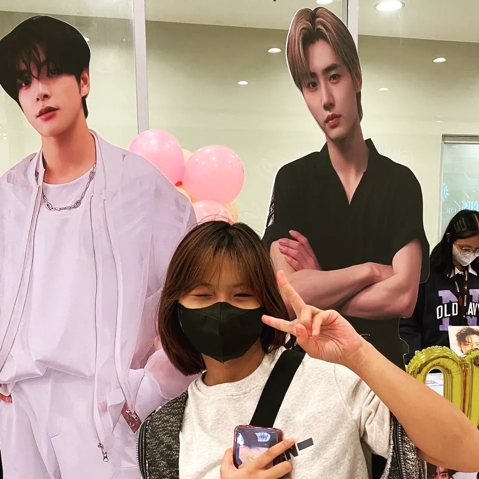 1Dream_Shaniii's tweet photo. Loved the Ni-Ki booth from yesterday! @ni_kidaily Their pc's on sale was such a steal, Won a Jake Cosmopolitan Frame too 🧡 halos kami mag kakaibigan na budol.
#db_chainedbyfate #ENGENE #FANGATHERING https://t.co/Yt8fCm52iG