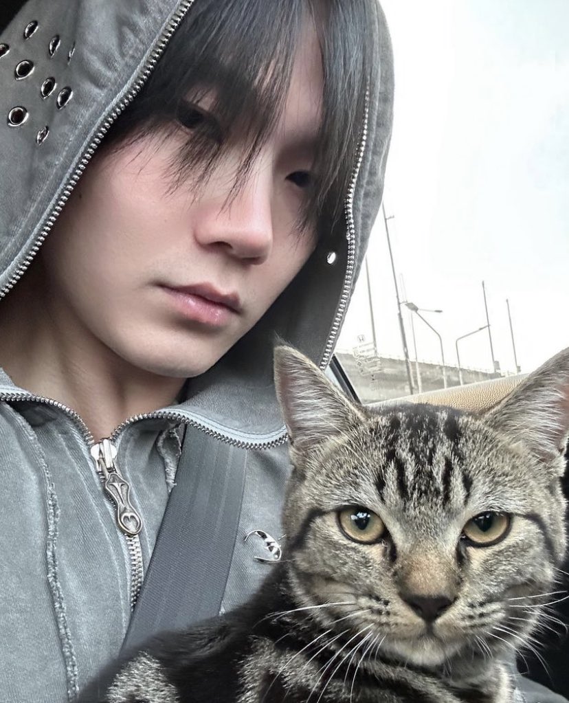 IG update [25092023]  โอเมนพาป๊าไปไหนค้าบบบ ✌🏻✨🤩💙

~ รูดซิปเสื้อถึงหัวให้ดูโหน่ยจิ

🔗 instagram.com/p/Cxmad4dyPDy/… 

#BuildJakapan <a href="/JakeB4rever/">BIU.</a> 
#Beyourluve