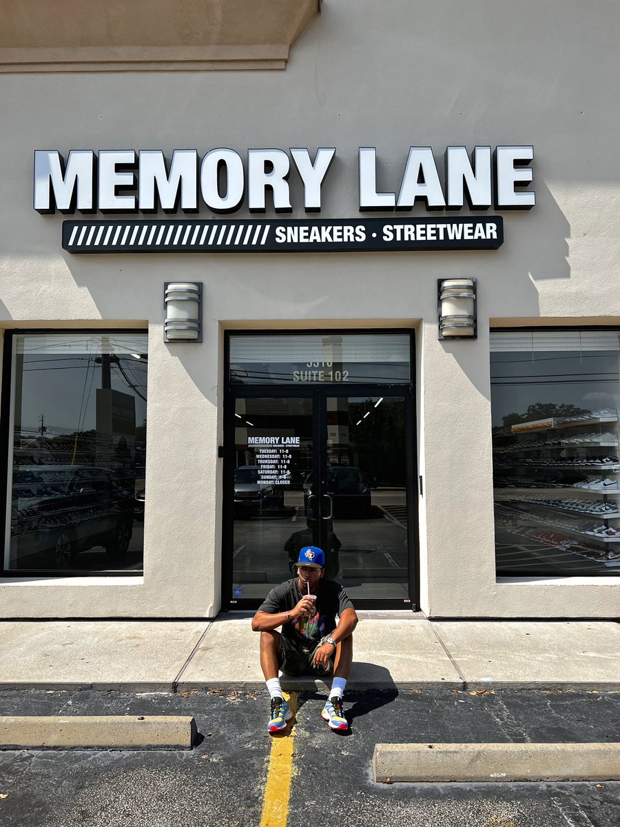 C_SMOOTh_12's tweet photo. “I’ve been chillin’ in the city where the money’s thrown high &amp; the girls get down…” 🤘🏾 https://t.co/FlUcxfm27E