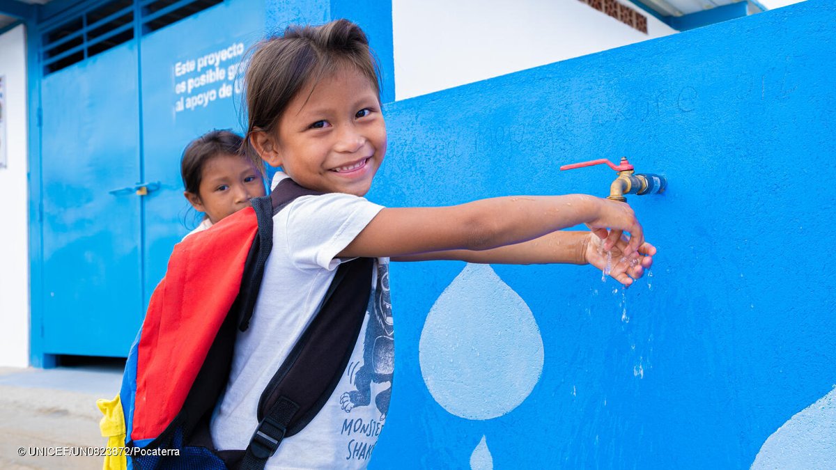 UNICEF's tweet photo. Squeaky clean hands for these children in Venezuela.

UNICEF and partners installed a solar-powered water treatment plant in their community. It provides safe water for families and improves health services and hygiene practices.

#ForEveryChild, access to clean water. https://t.co/pJYjfxXfvc