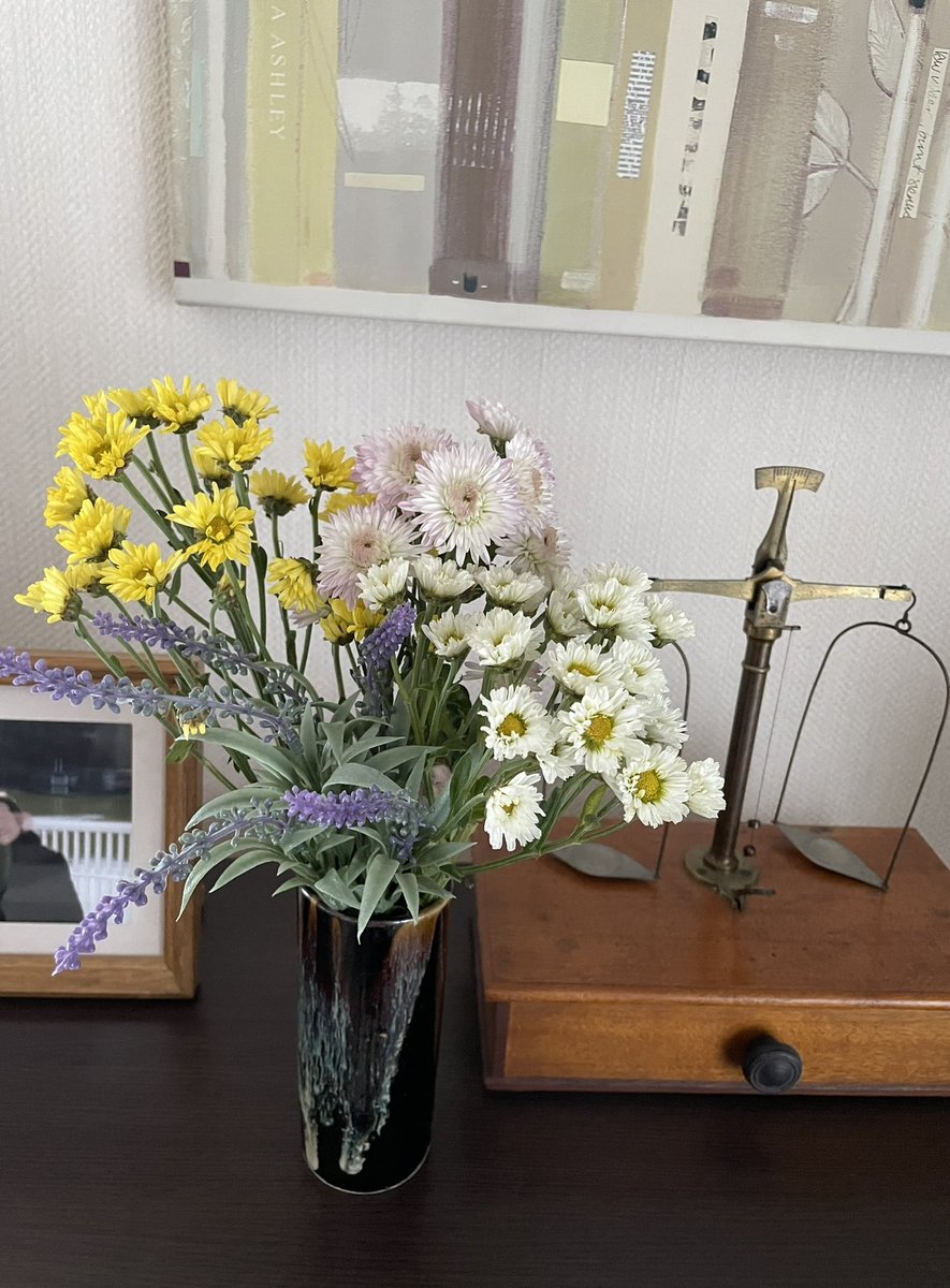 UsamaruDesign's tweet image. ご無沙汰しております。朝夕涼しくなってきましたね(^-^)/。
お彼岸で飾った仏花は、100均のラベンダー造花を合わせると、普通の部屋にも馴染む、野の花風のお花になります。

Sometimes I mix fresh flowers with artificial flowers.
#ナチュラルインテリア　#naturalinteriors