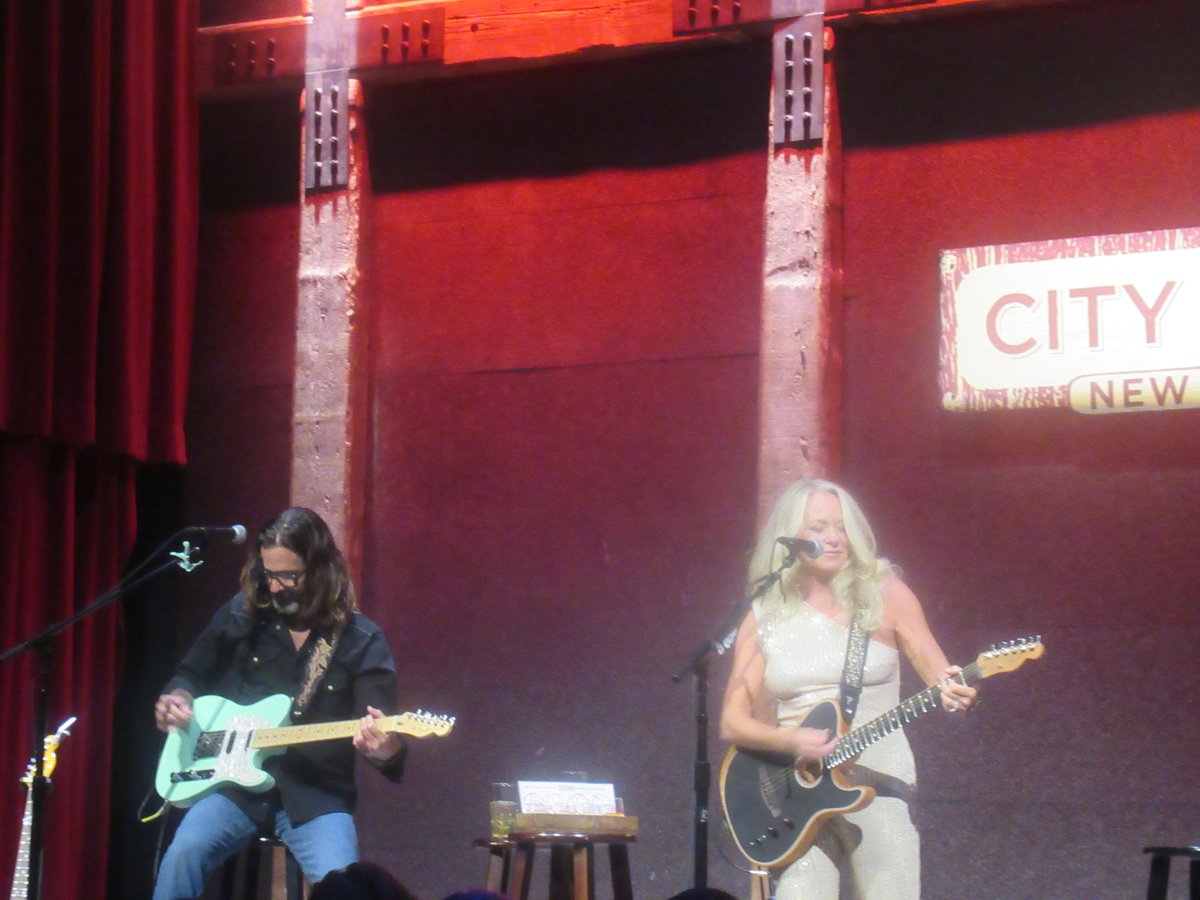 QOTDCT's tweet image. #RecentEvents #OutsideOfCT:
Deana Carter [@DeanaSings] @CityWineryNYC, 9/18/2023,
accompanied by her husband Jim McPhail
