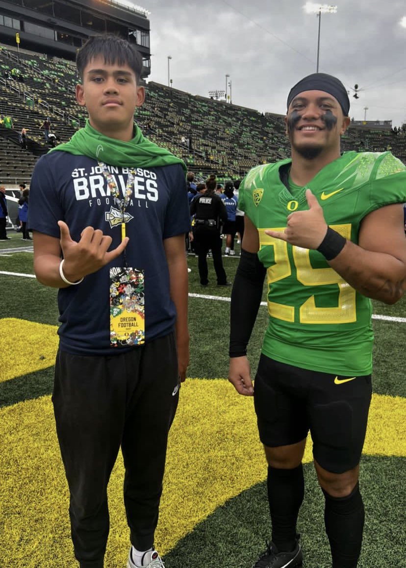 KauaheS's tweet photo. Had a great time at the @oregonfootball game yesterday! It was nice to see my cousin @kilofromhilo. @TEAMHUSTLEFTBL @DannyLockhartS1 @DSArivals https://t.co/rrZi7PAvof
