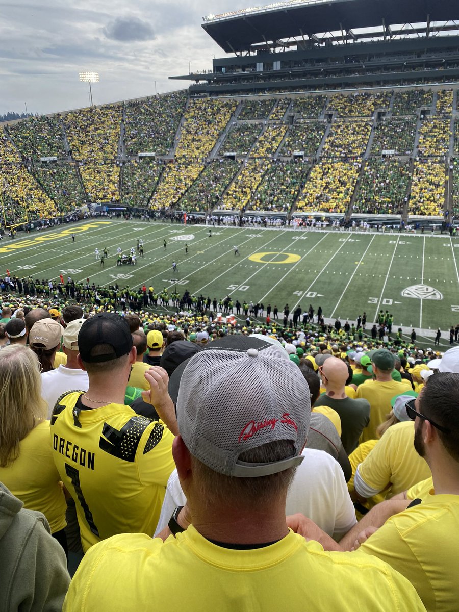 KauaheS's tweet photo. Had a great time at the @oregonfootball game yesterday! It was nice to see my cousin @kilofromhilo. @TEAMHUSTLEFTBL @DannyLockhartS1 @DSArivals https://t.co/rrZi7PAvof