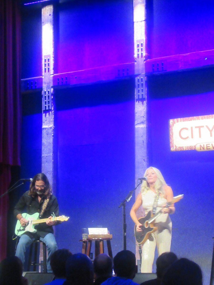 QOTDCT's tweet image. #RecentEvents #OutsideOfCT:
Deana Carter [@DeanaSings] @CityWineryNYC, 9/18/2023,
accompanied by her husband Jim McPhail