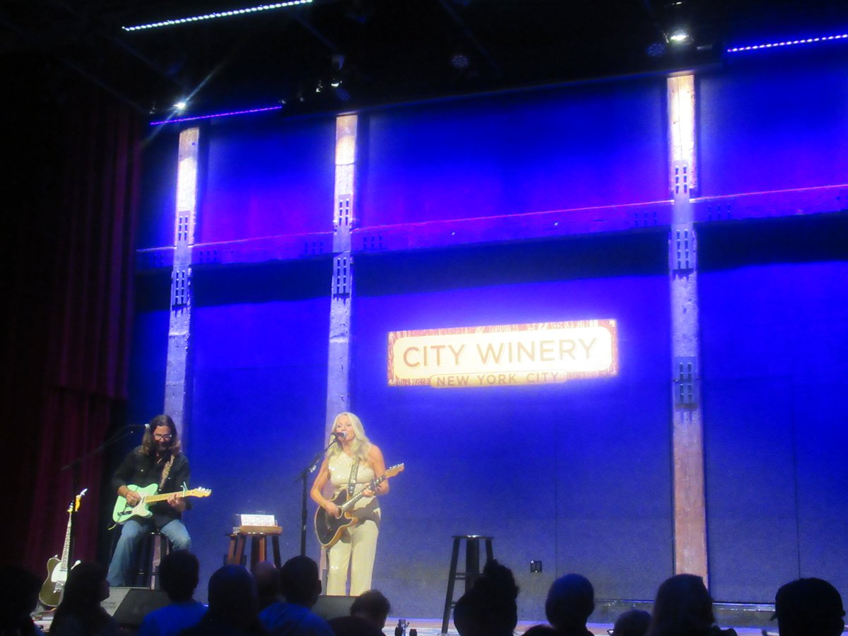 QOTDCT's tweet image. #RecentEvents #OutsideOfCT:
Deana Carter [@DeanaSings] @CityWineryNYC, 9/18/2023,
accompanied by her husband Jim McPhail
