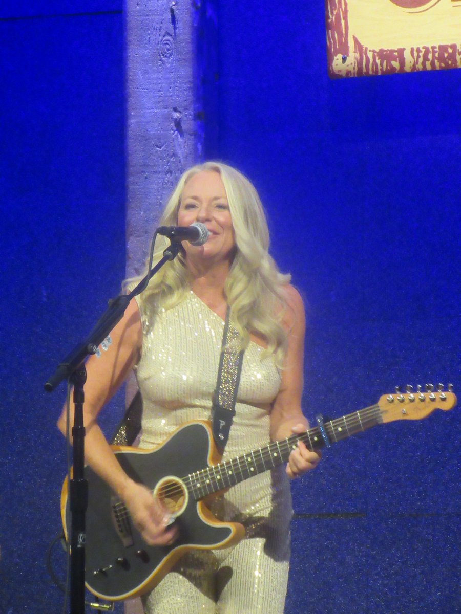 QOTDCT's tweet image. #RecentEvents #OutsideOfCT:
Deana Carter [@DeanaSings] @CityWineryNYC, 9/18/2023,
accompanied by her husband Jim McPhail