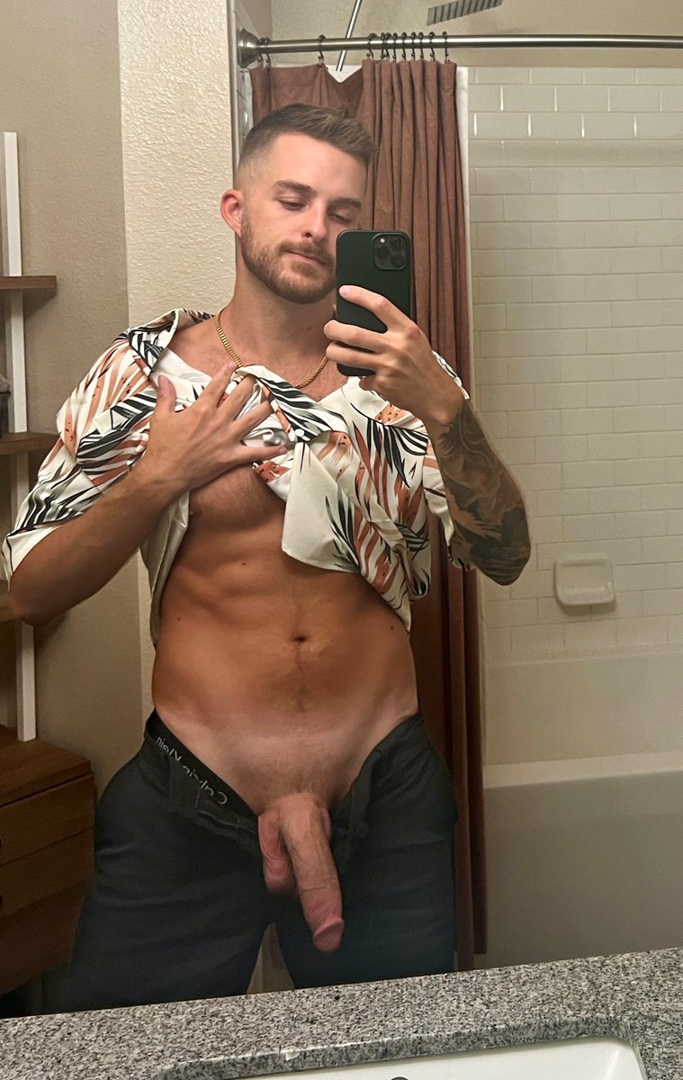 Kinglouisforya's tweet photo. Good morning ☀️ 
Show me your favorite dick pic 👀 https://t.co/lczdPEu9gc