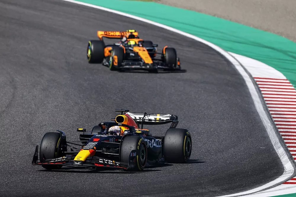 anderluiscosta's tweet photo. 🏁 Max Verstappen leva a Red Bull Racing à vitória no GP do Japão, garantindo o sexto título de construtores da equipe em 2023! Com o pódio duplo da McLaren, a equipe austríaca está no topo. Parabéns a Verstappen e à Red Bull! 🏆🥳 #F1 #redbullracing  #MaxVerstappen  #McLarenF1 https://t.co/QTBgfIWDFW