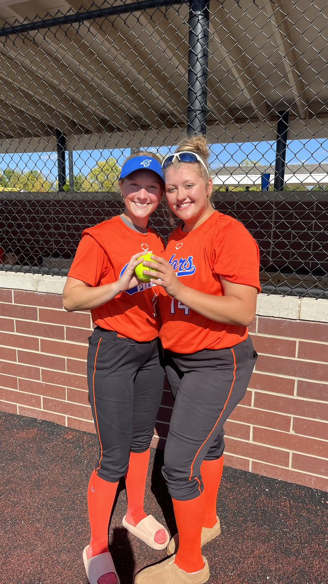 GatorsKetelhut's tweet photo. Fun weekend with lots of growth coming together as a team. Finished 5-1. Shoutouts to @ChloeLinn6 and @hayleepalmer_ for throwing a shutout and a double shoutout to @carasnedeker and @marly_coan for 💣💣over the left field fence today! https://t.co/8wxiWCj3vT