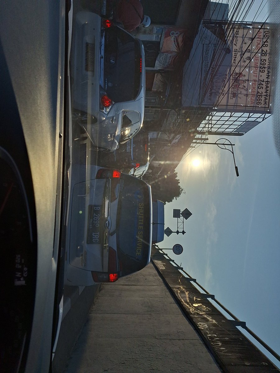 bondry's tweet photo. @TMCPoldaMetro @RadioElshinta  jl tb simatupang depan aneka tambang macet total, tidak bergerak sudah 15 menit.  Imbas konstruksi berbarengan dengan konstruksi di depan AEON. https://t.co/yN2WsnkA4p