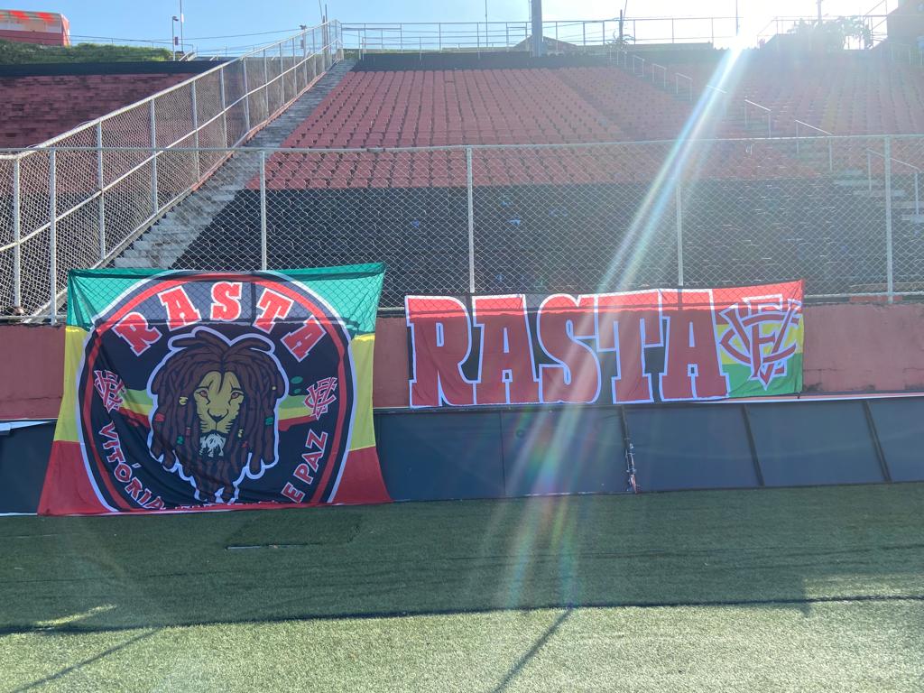 rastadocolossal's tweet photo. Hoje foi dia de apoiar as Leoas do Barradão! 🔴⚫️

VITÓRIA, FUTEBOL E PAZ 🦁

#torcidarasta #ecvitoria #babafeminino #futebol #ecv #rastafari #futebolfeminino #paz #bavidapaz https://t.co/FSzbBuZykj