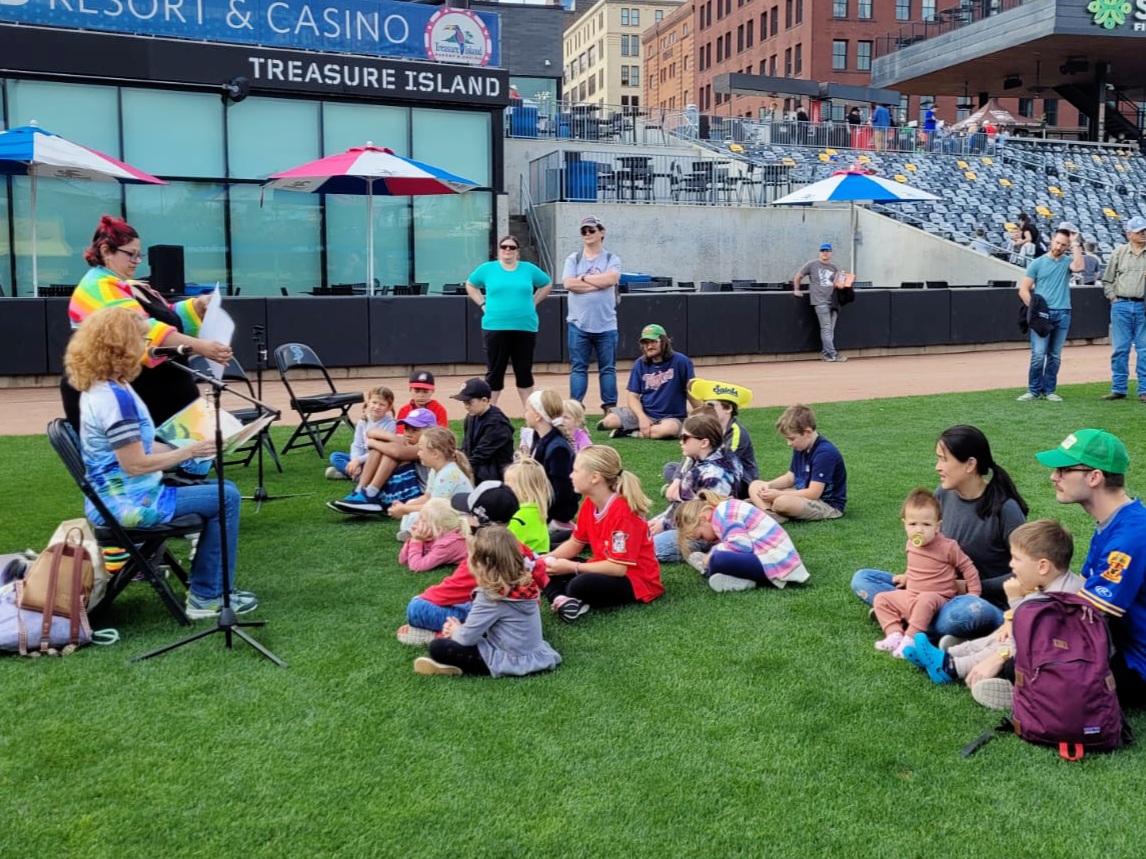 I read ZAP! CLAP! BOOM! today at the @StPaulSaints' final game! Catcher Mark Kolozsvary talked about reading & gave #nonfiction a shout-out. The Reading Tree is a fab literacy outreach from the Saints & @MackinLibrary. @bloomsburykids