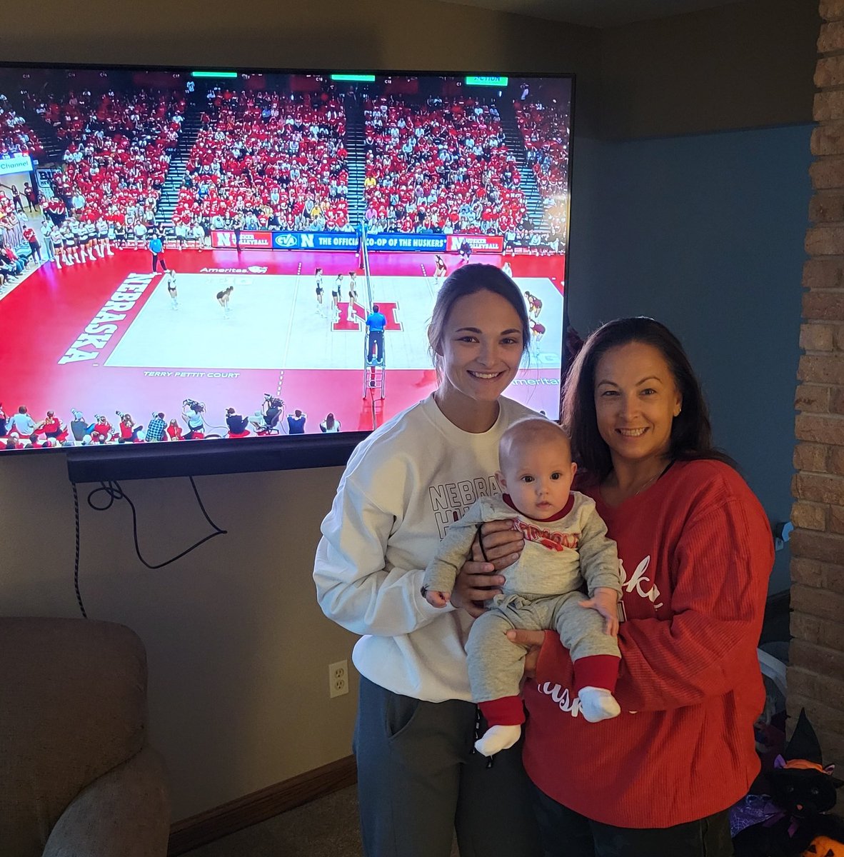 ben_ludeman's tweet photo. Three generations of Husker fans living in Minnesota!! #b1gblockparty #btn #huskervb https://t.co/5vbsCXmVU8