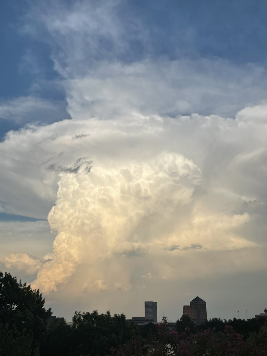 bruce_byerly's tweet photo. @ReedTimmerAccu Irving looking southeast https://t.co/ivrStC1HbQ