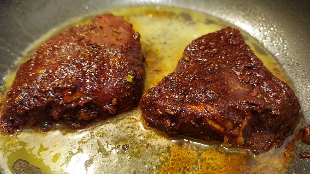 Nothing like a good steak 😋 

Marinated steak filets ( with garlic, paprika,  steak rub, and soy sauce) ... butter seared. Side of seasoned fries and a peppercorn ranch sauce. 

#Foodie #FoodPorn
