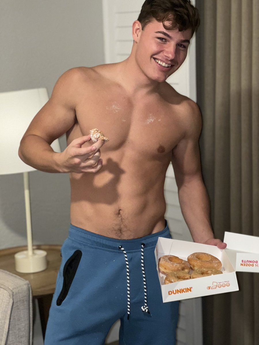 TonyAGoodfellow's tweet photo. Who’s gonna let me dunk their doughnut 😉😈🍩💦 https://t.co/AaxYDRVOD5