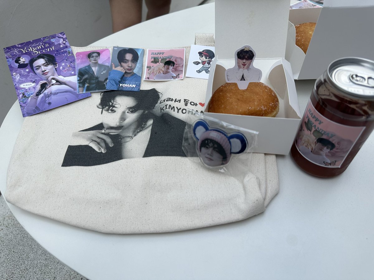 예쁜 생카 열어주셔서 감사해요~
넓은 공간이 요한이로 가득차 있어서
열심히 눈도장 찍었어요
도저히 함께는 못찍는 사람이라 ㅎㅎ
네컷은 엄두를 못내고 왔어요~🥰

#김요한 #KIMYOHAN 
#요한이의_향기로_물드는_하루 
#김요한이라서_고마워
<a href="/WEi__Official/">위아이(WEi)_OFFICIAL</a> 
<a href="/WEi__Member/">위아이(WEi)</a>