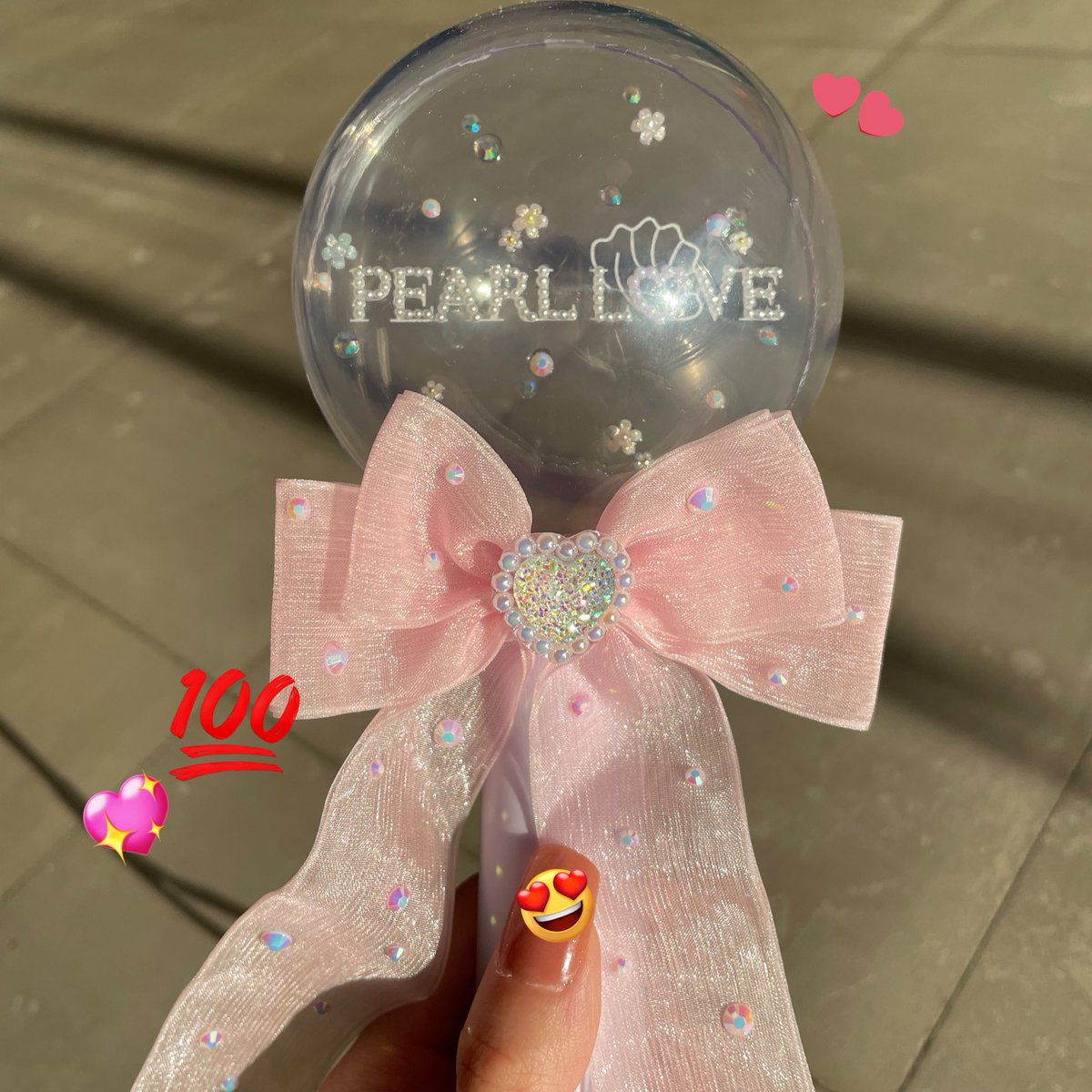 misaaa_mayuuu's tweet photo. うちらのペンラとTシャツ可愛いすぎやしないかい？！🫣💗
リボン1から作って、ペンラ解体して中の板(？)にパーツ付けて、、
LOVEのOはちゃんと紫のパールだよ💜

ペンラは解体したけど昨日ちゃんとついたし、遠隔もバッチリでした👌

うちら天才だ☺️

@uno_uno_0716 
#パルラブ #PearlLove #宇野実彩子 https://t.co/K4k0cwZizI