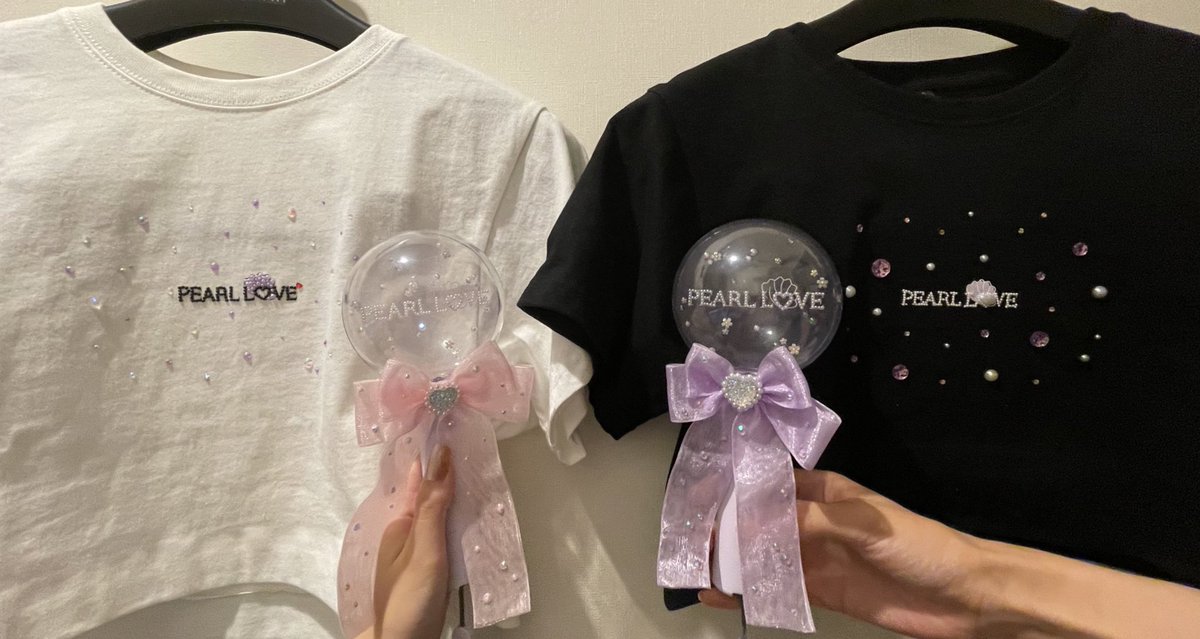 misaaa_mayuuu's tweet photo. うちらのペンラとTシャツ可愛いすぎやしないかい？！🫣💗
リボン1から作って、ペンラ解体して中の板(？)にパーツ付けて、、
LOVEのOはちゃんと紫のパールだよ💜

ペンラは解体したけど昨日ちゃんとついたし、遠隔もバッチリでした👌

うちら天才だ☺️

@uno_uno_0716 
#パルラブ #PearlLove #宇野実彩子 https://t.co/K4k0cwZizI