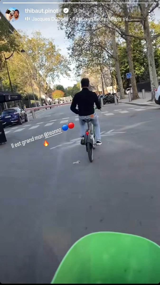 SeriousCharly's tweet photo. Le fait qu'il ait été possible aujourd'hui de croiser Thibaut Pinot en Velib en route pour le Parc des Princes me fusille complètement. https://t.co/CZ16GdfyRX