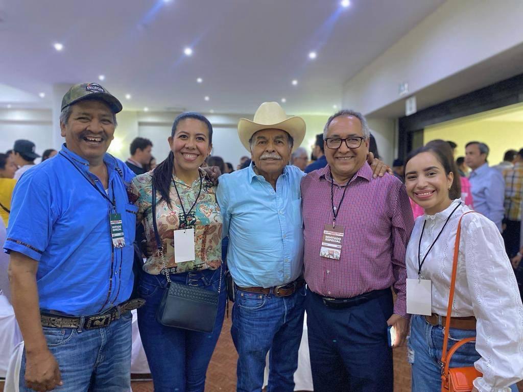 AgustoConclaudi's tweet photo. Recibimos a nuestra Coordinadora Nacional de los comités de defensa de la cuarta transformación Claudia Sheinbaum, el pueblo de Sinaloa está listo para trabajar en la consolidación de nuestro movimiento.
¡Una mujer de izquierda triunfará en 2024 !
#LaEsperanzaNosUne https://t.co/V64pWP5les