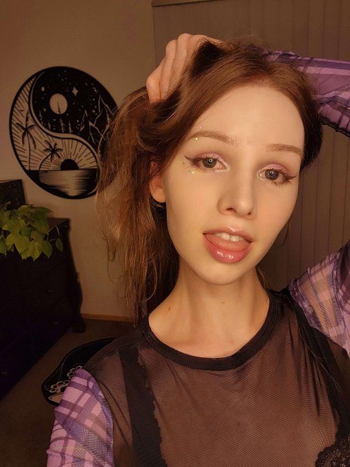 do you like my makeup today? 💜 https://t.co/CoX9GwXswN