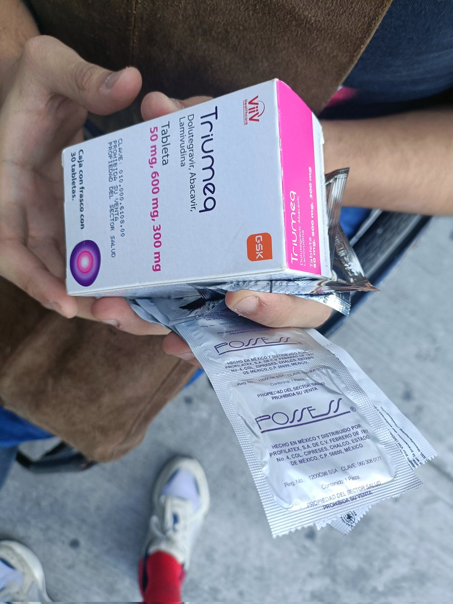 Alainwho's tweet photo. Neta las personas que nos toca ver, me llegan al cora bien cabrón 🥺 un amix que vive una enfermedad en los huesos y que vive con VIH vino por medicamento que no le ha surtido el IMSS y platicando con él me dio ánimos. Que chingón hacer esto todos los días: tratar de ayudar. https://t.co/xG1FvS6GGm