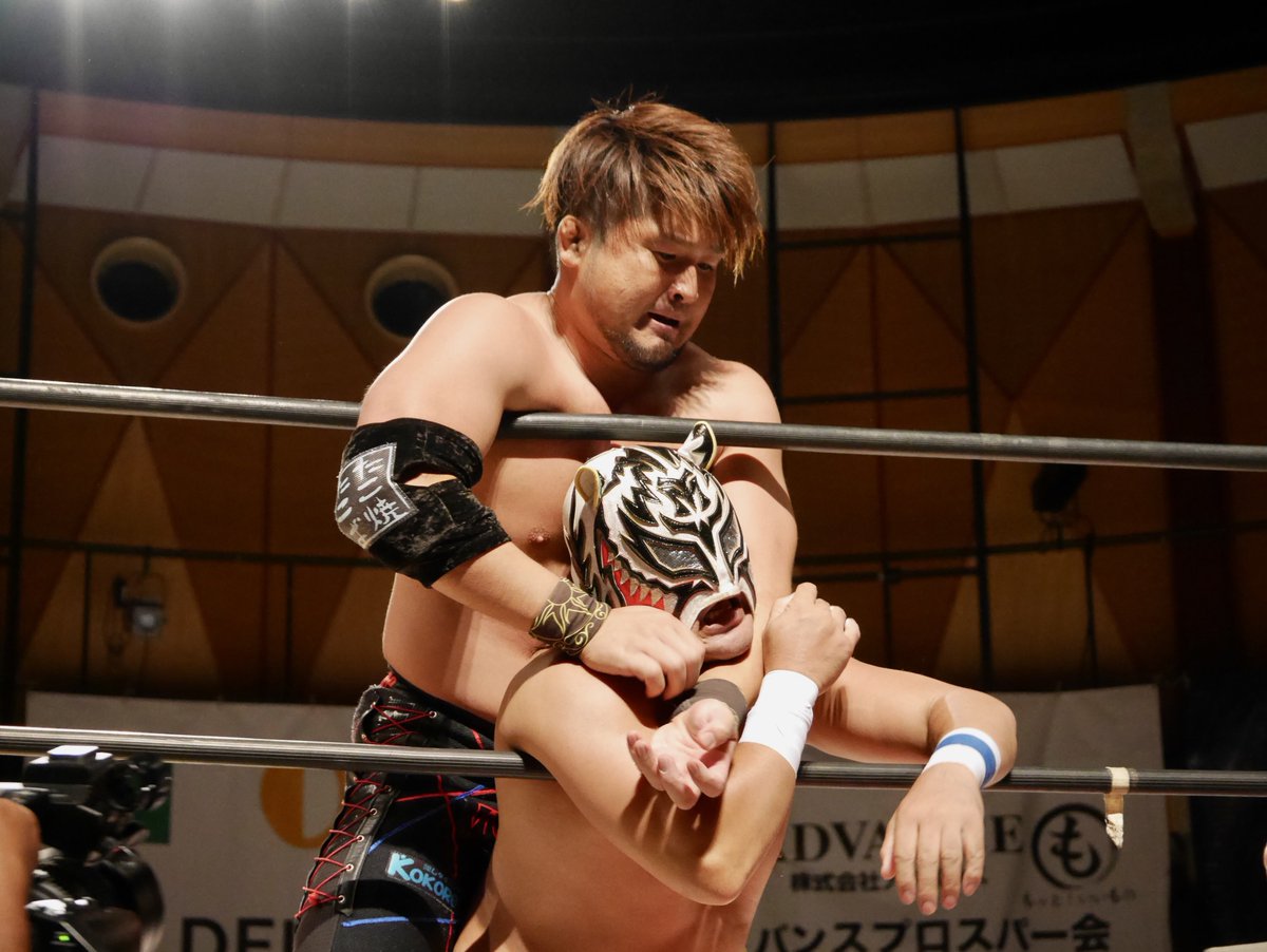 sumireiro1011's tweet image. 浅川選手

もうすでに大阪プロレスファンのキッズの心を悪い意味でも良い意味でも鷲掴みにしているのをヒシヒシと感じます

売店に並んでた男の子の嬉しそうなお顔✨
どんどん人気が出そう🫣

#大阪プロレス
#Roguenation
#浅川紫悠